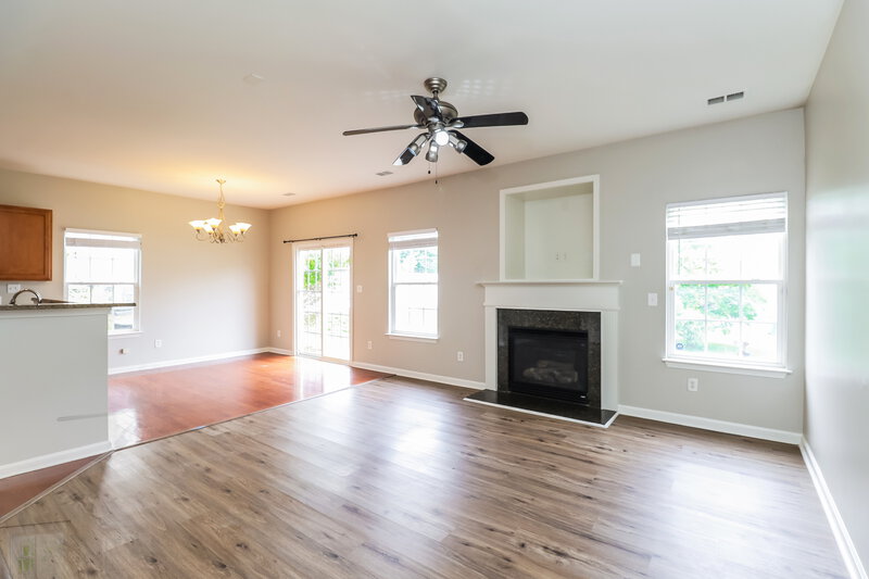 2,425/Mo, 6415 Glenolden Dr Charlotte, NC 28269 Living Room View 2