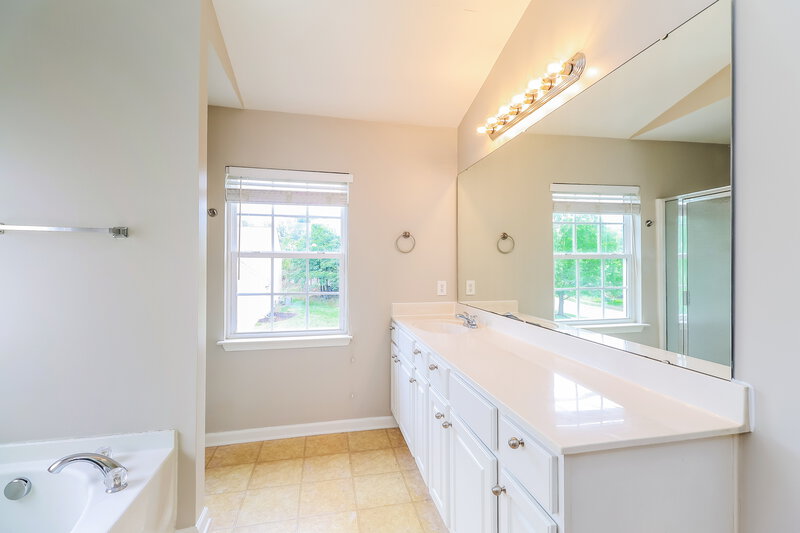 2,425/Mo, 6415 Glenolden Dr Charlotte, NC 28269 Main Bathroom View