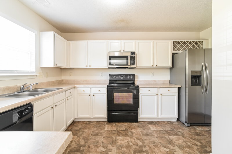 1,985/Mo, 6846 Squirrels Foot Ct Charlotte, NC 28217 Kitchen View 2