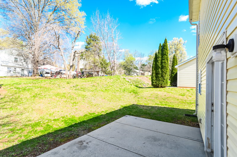 1,985/Mo, 6846 Squirrels Foot Ct Charlotte, NC 28217 Backyard View