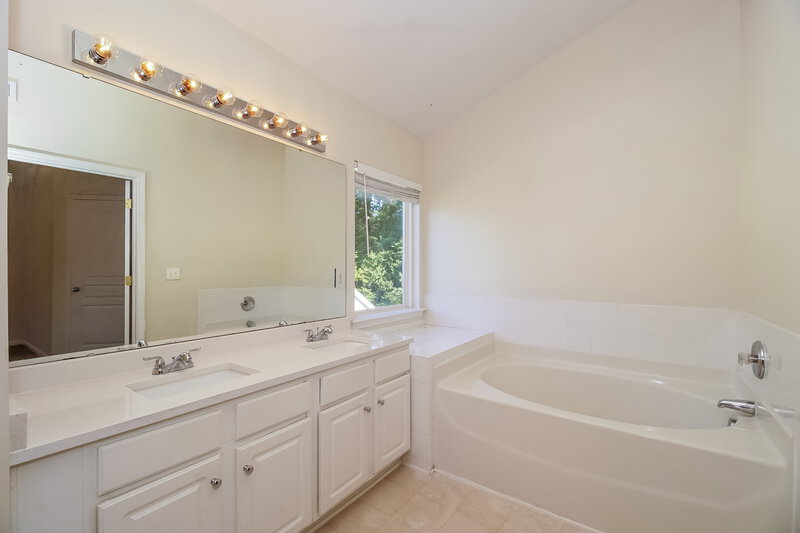 2,015/Mo, 10142 Old Carolina Dr Charlotte, NC 28214 Main Bathroom View