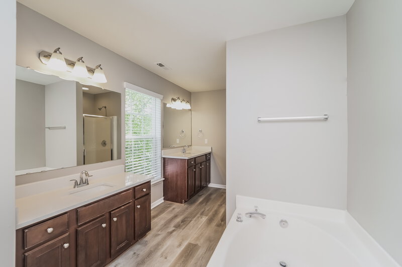 2,590/Mo, 14420 O Casey Ln Charlotte, NC 28213 Main Bathroom View