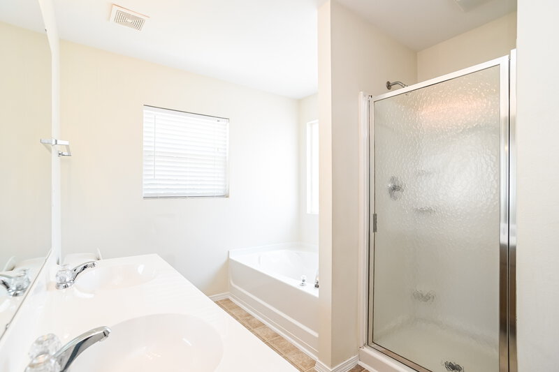 1,970/Mo, 2222 Buckleigh Dr Charlotte, NC 28215 Main Bathroom View
