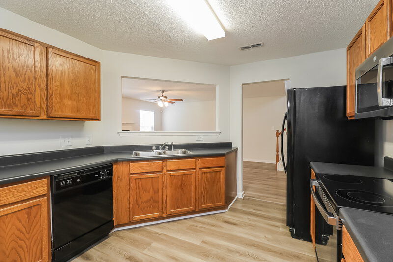 1,960/Mo, 14014 Riding Hill Ave Charlotte, NC 28213 Kitchen View