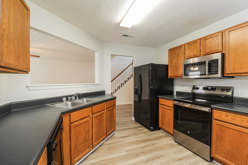 1,960/Mo, 14014 Riding Hill Ave Charlotte, NC 28213 Kitchen View 2