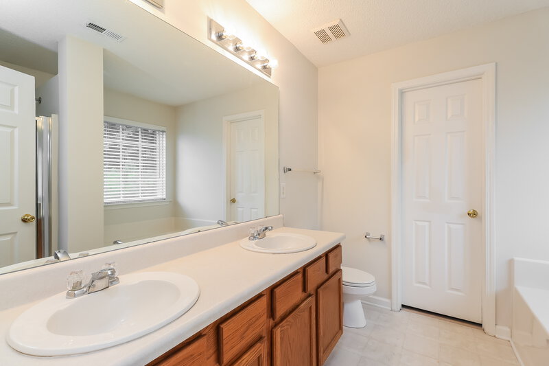 1,960/Mo, 14014 Riding Hill Ave Charlotte, NC 28213 Main Bathroom View