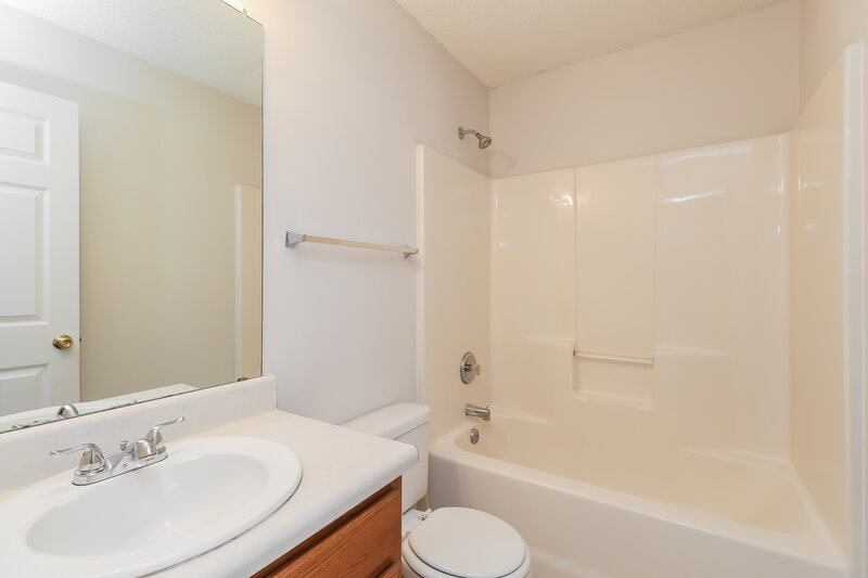 1,960/Mo, 14014 Riding Hill Ave Charlotte, NC 28213 Bathroom View