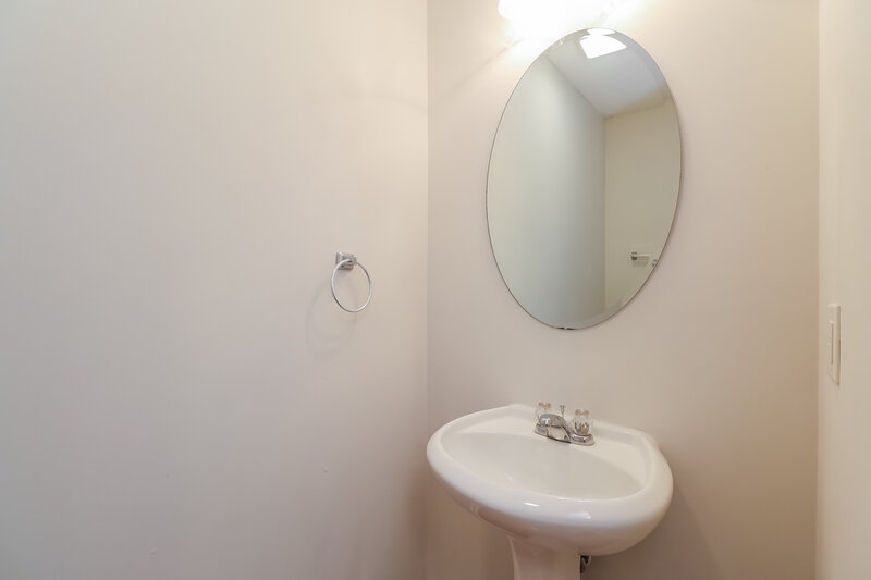 1,960/Mo, 14014 Riding Hill Ave Charlotte, NC 28213 Bathroom View 2