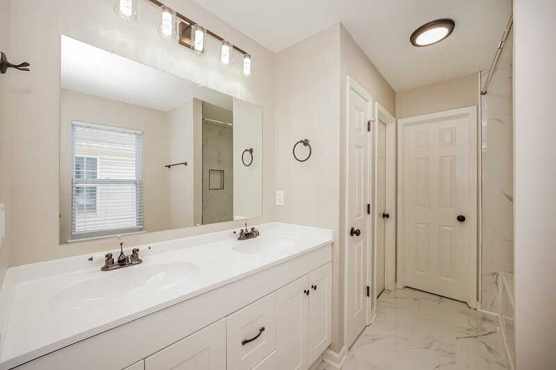 1,855/Mo, 1421 Braveheart Ln Charlotte, NC 28216 Main Bathroom View
