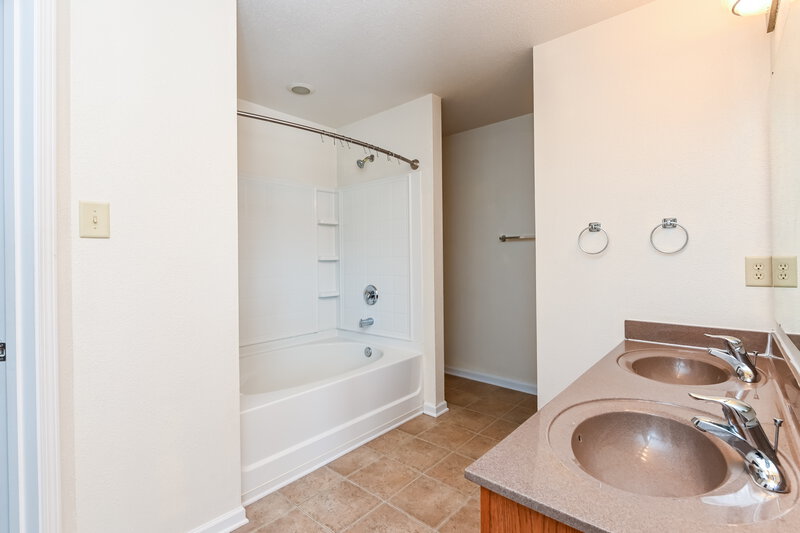 2,120/Mo, 5601 Hammermill Dr Harrisburg, NC 28075 Main Bathroom View