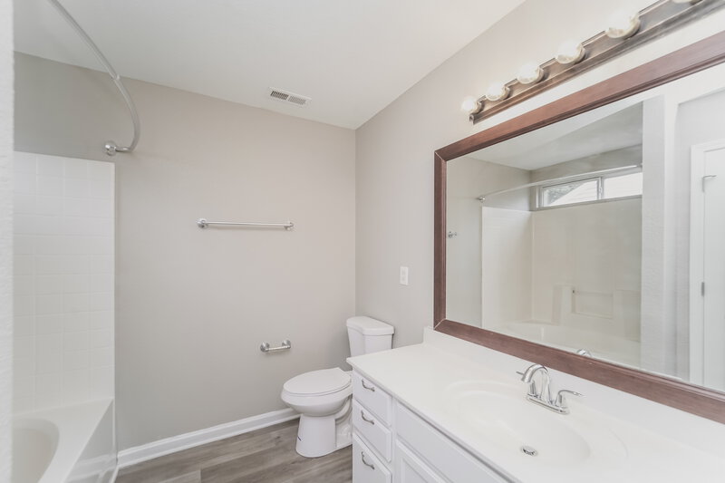 2,225/Mo, 5824 Kelden Walker Ln Charlotte, NC 28269 Main Bathroom View