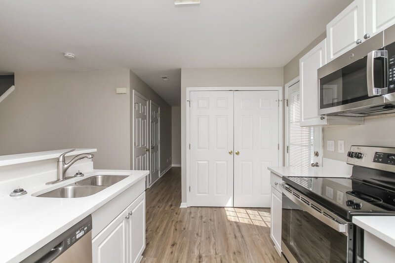 1,815/Mo, 12726 Candle Leaf Ct Charlotte, NC 28269 Kitchen View 2