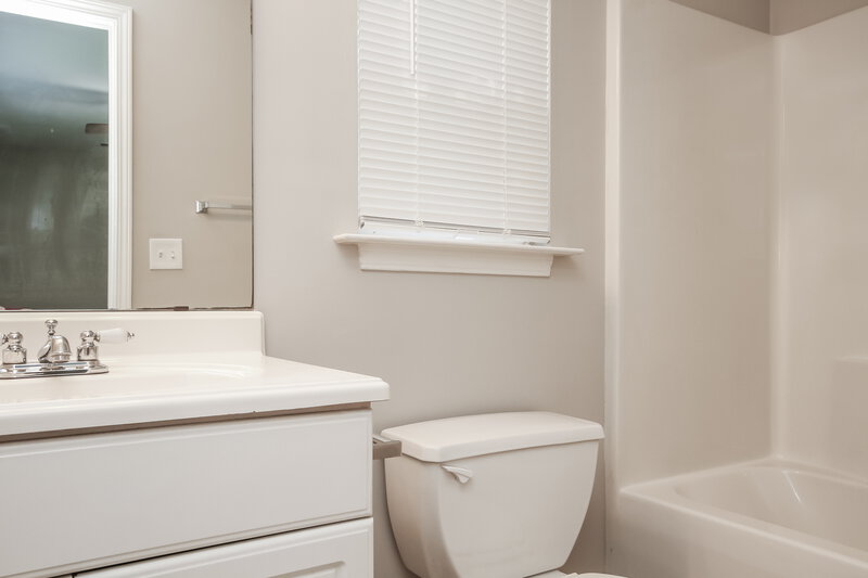 1,815/Mo, 12726 Candle Leaf Ct Charlotte, NC 28269 Main Bathroom View