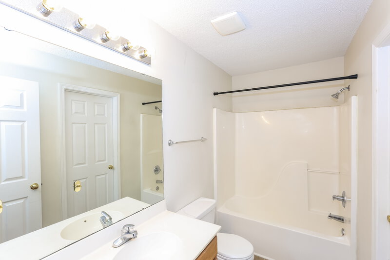 2,030/Mo, 15476 Stone Hollow Dr Huntersville, NC 28078 Main Bathroom View