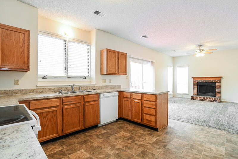 1,930/Mo, 7219 Reedy Creek Rd Charlotte, NC 28215 Kitchen View 2