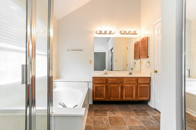 1,930/Mo, 7219 Reedy Creek Rd Charlotte, NC 28215 Main Bathroom View