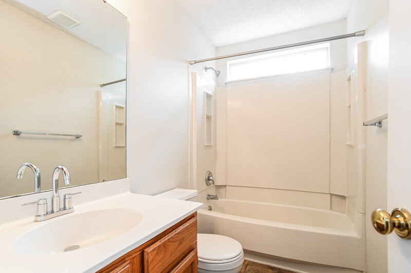 1,930/Mo, 7219 Reedy Creek Rd Charlotte, NC 28215 Bathroom View