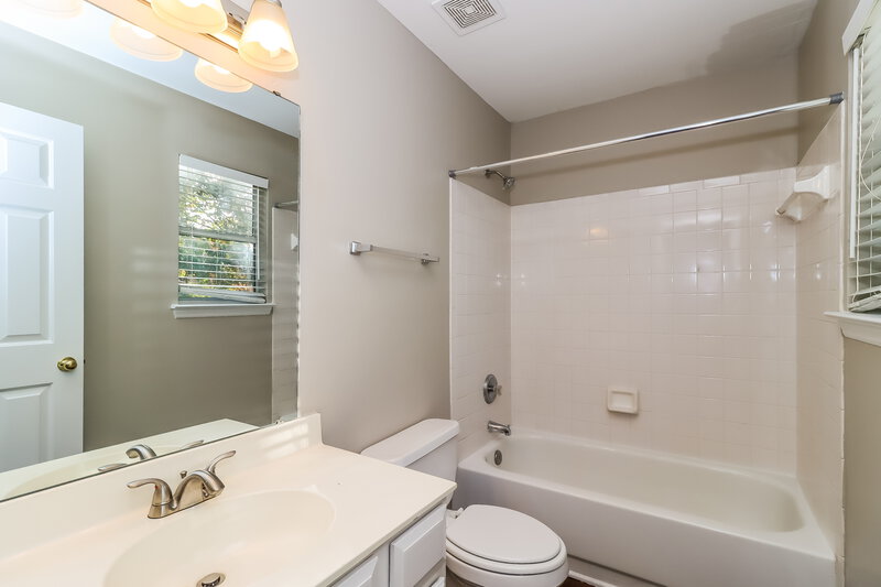 1,895/Mo, 9922 Dunfries Rd Matthews, NC 28105 Bathroom View