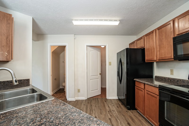 1,955/Mo, 14202 Luscombe Farm Rd Charlotte, NC 28278 Kitchen View 2