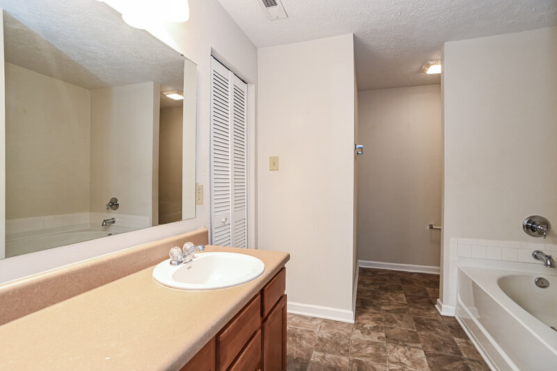 1,955/Mo, 14202 Luscombe Farm Rd Charlotte, NC 28278 Main Bathroom View
