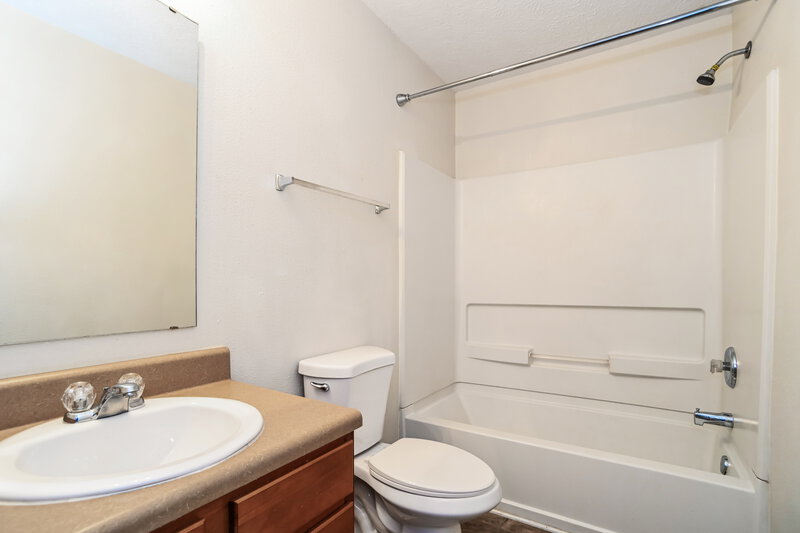 1,955/Mo, 14202 Luscombe Farm Rd Charlotte, NC 28278 Bathroom View