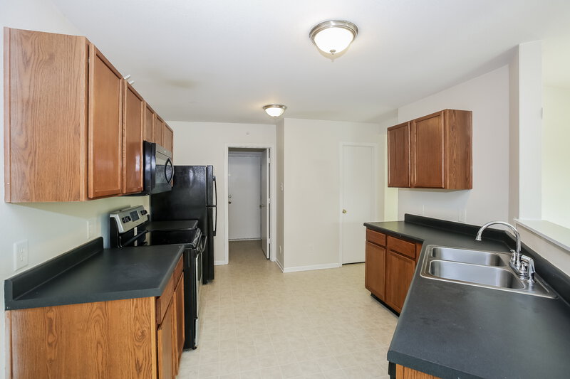 1,935/Mo, 7322 Fox Point Dr Charlotte, NC 28269 Kitchen View 2