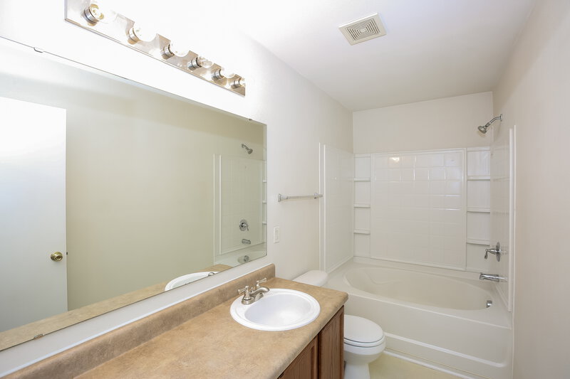1,935/Mo, 7322 Fox Point Dr Charlotte, NC 28269 Main Bathroom View