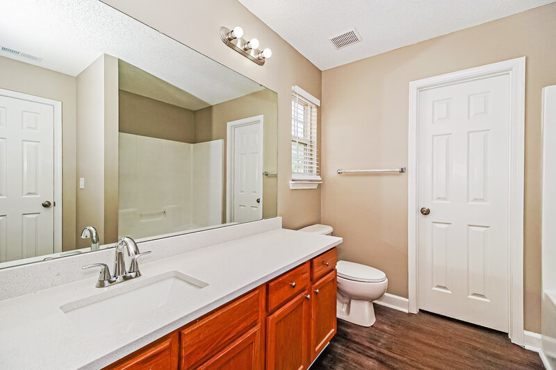 2,310/Mo, 710 Woodington Ln Charlotte, NC 28214 Main Bathroom View