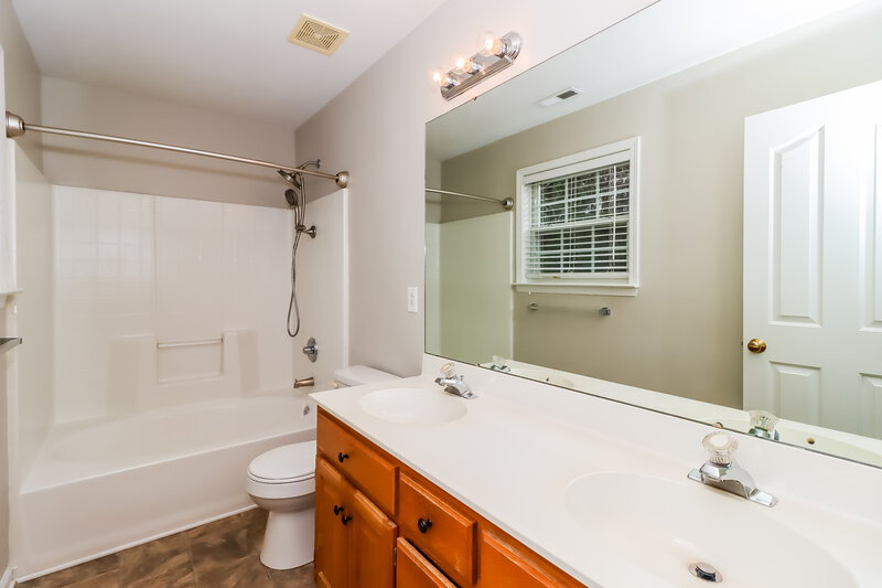 2,345/Mo, 17224 Shadow Bark Dr Cornelius, NC 28031 Main Bathroom View