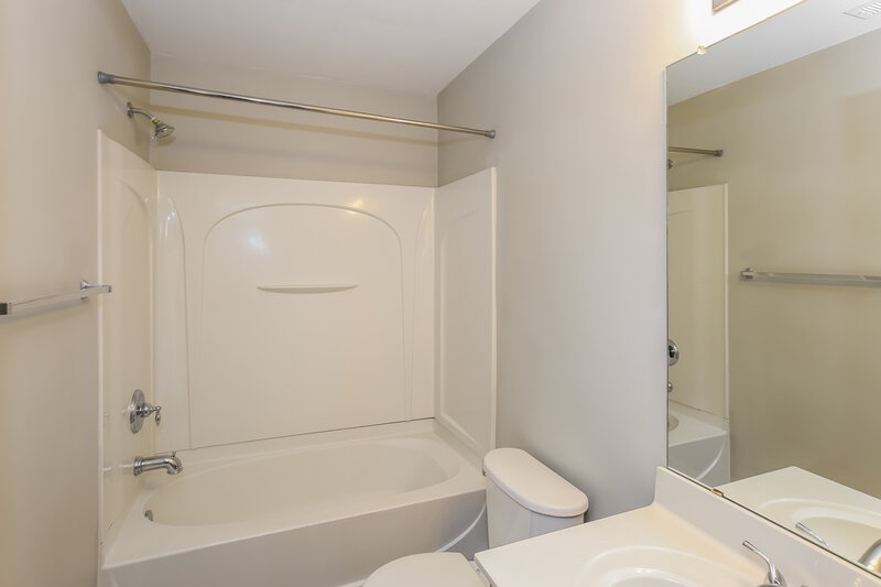 2,045/Mo, 926 Marthas View Dr Huntersville, NC 28078 Main Bathroom View