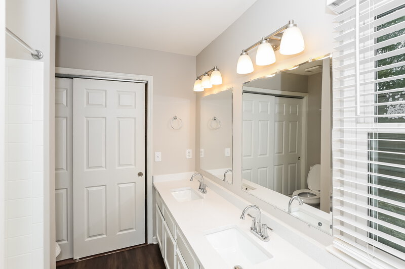 2,070/Mo, 7425 Hubbard Woods Rd Charlotte, NC 28269 Main Bathroom View