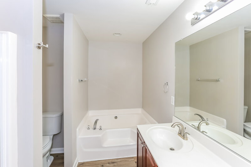 2,180/Mo, 5049 Prosperity Ridge Rd Charlotte, NC 28269 Main Bathroom View