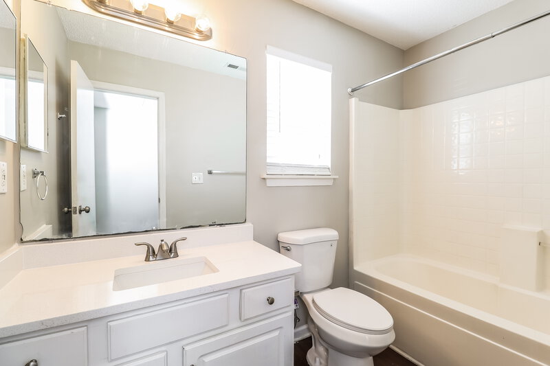 1,890/Mo, 8303 Hornwood Ct Charlotte, NC 28215 Main Bathroom View
