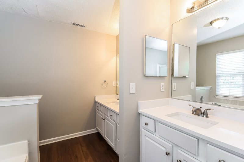 1,890/Mo, 8303 Hornwood Ct Charlotte, NC 28215 Bathroom View