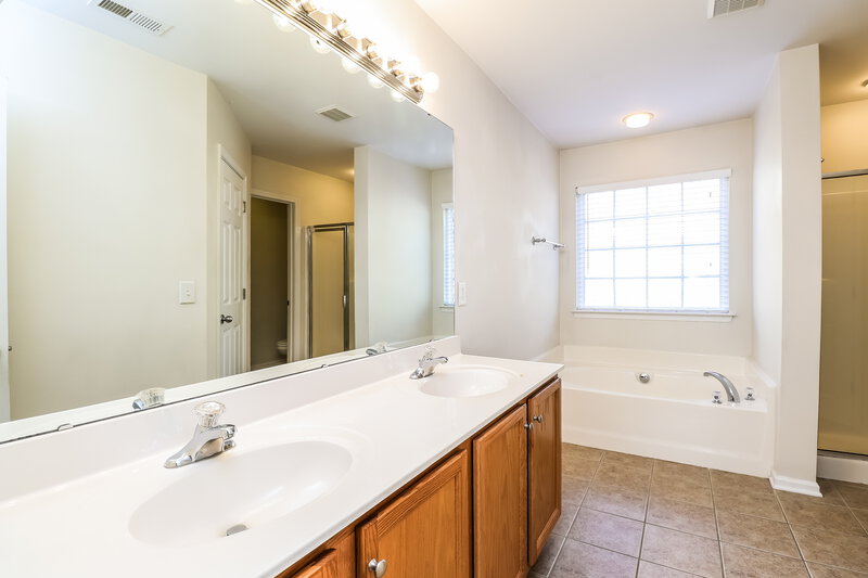 2,075/Mo, 16105 Long Talon Way Charlotte, NC 28278 Main Bathroom View