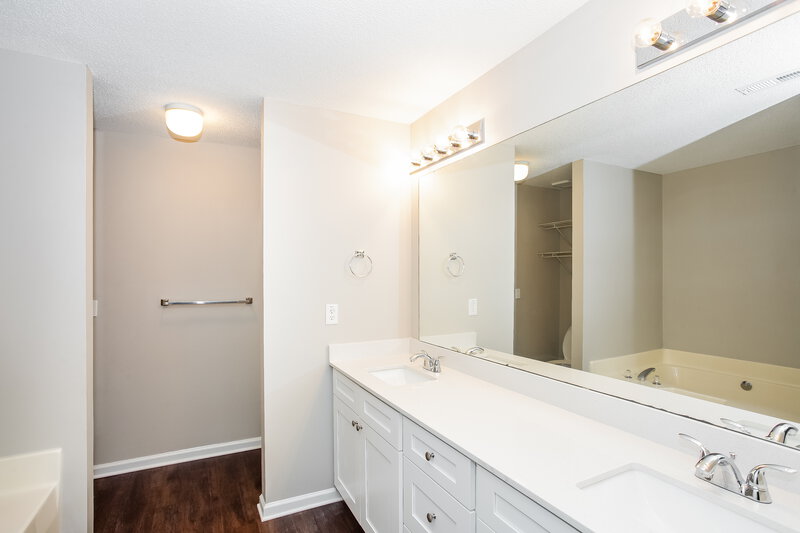 2,210/Mo, 1516 Gordon Walters Dr Charlotte, NC 28213 Main Bathroom View 2