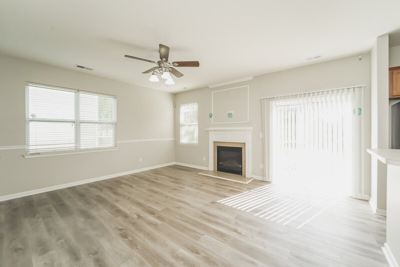 1,980/Mo, 11710 Sweetbriar Ridge Dr Charlotte, NC 28269 Living Room View