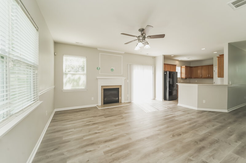 1,980/Mo, 11710 Sweetbriar Ridge Dr Charlotte, NC 28269 Living Room View 2