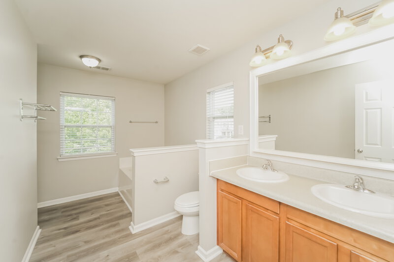 1,980/Mo, 11710 Sweetbriar Ridge Dr Charlotte, NC 28269 Main Bathroom View
