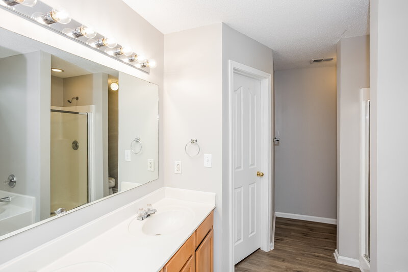 1,830/Mo, 2112 Highland Park Dr Charlotte, NC 28269 Main Bathroom View
