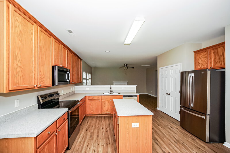 2,265/Mo, 8627 Oak Dr NE Charlotte, NC 28269 Kitchen View 2