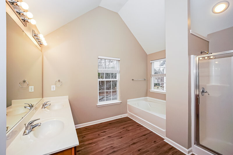 2,265/Mo, 8627 Oak Dr NE Charlotte, NC 28269 Main Bathroom View
