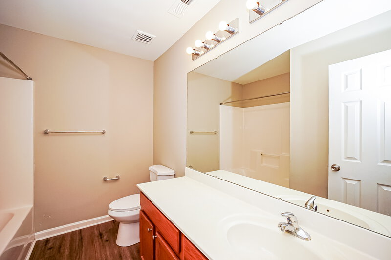 2,265/Mo, 8627 Oak Dr NE Charlotte, NC 28269 Bathroom View