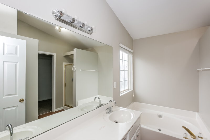 3,070/Mo, 10822 Northgate Trail Dr Charlotte, NC 28215 Main Bathroom View