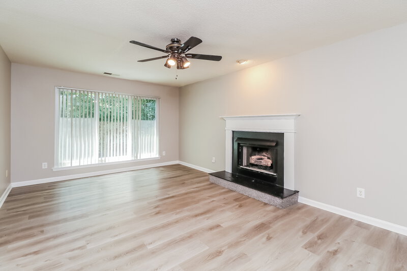 1,900/Mo, 7524 Heronwood Ln Charlotte, NC 28227 Living Room View 2