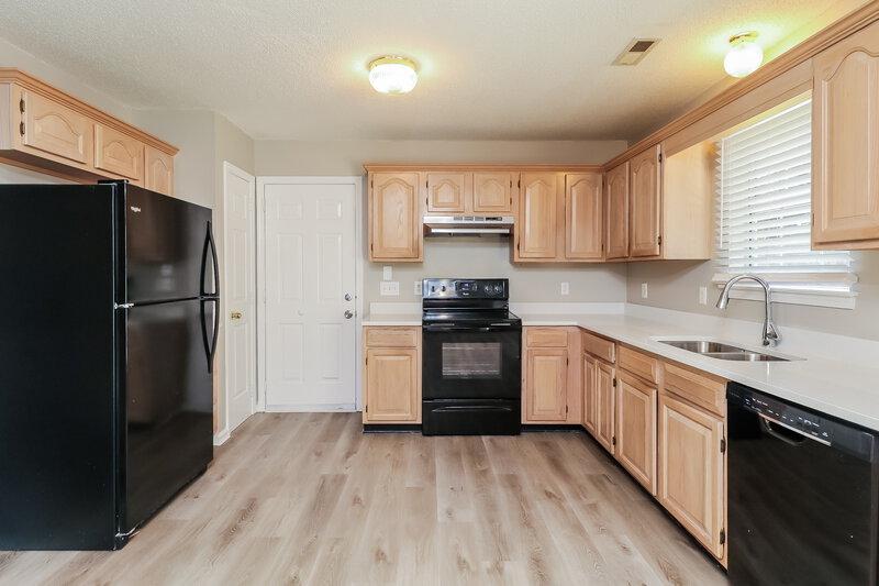 1,900/Mo, 7524 Heronwood Ln Charlotte, NC 28227 Kitchen View 2