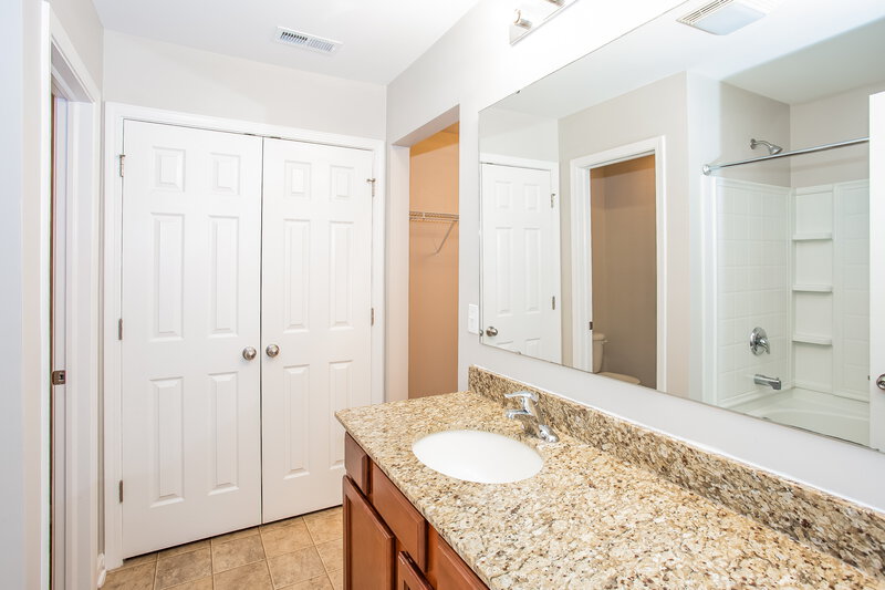 2,390/Mo, 4315 Houldsworth Dr Charlotte, NC 28213 Main Bathroom View