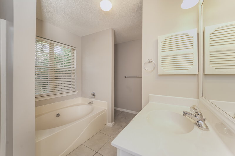 1,655/Mo, 10416 Battle Ct Charlotte, NC 28215 Main Bathroom View