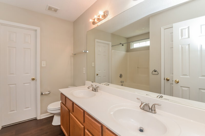 1,965/Mo, 10606 Pickerel Ln Charlotte, NC 28213 Main Bathroom View