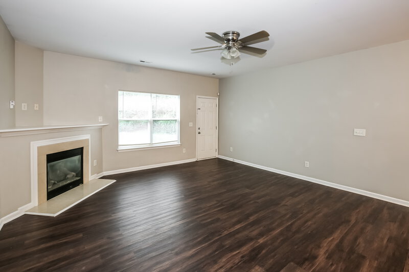 1,850/Mo, 4522 Potters Glen Rd Charlotte, NC 28269 Living Room View 2